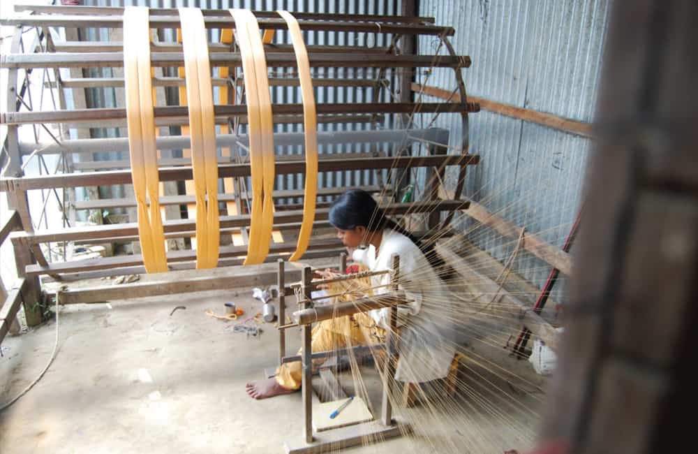 Weaving-thread-on-wheel
