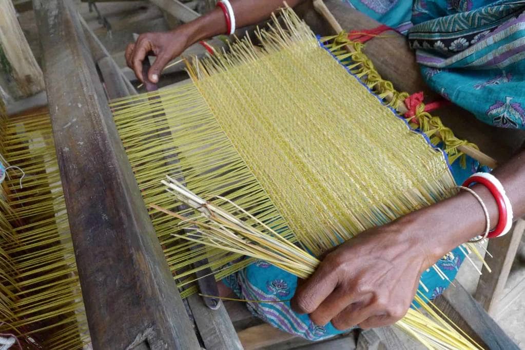 Hand weaving a mat at Belloon Hasta Shilpo Belloon Hasta Shilpo handloom weaving