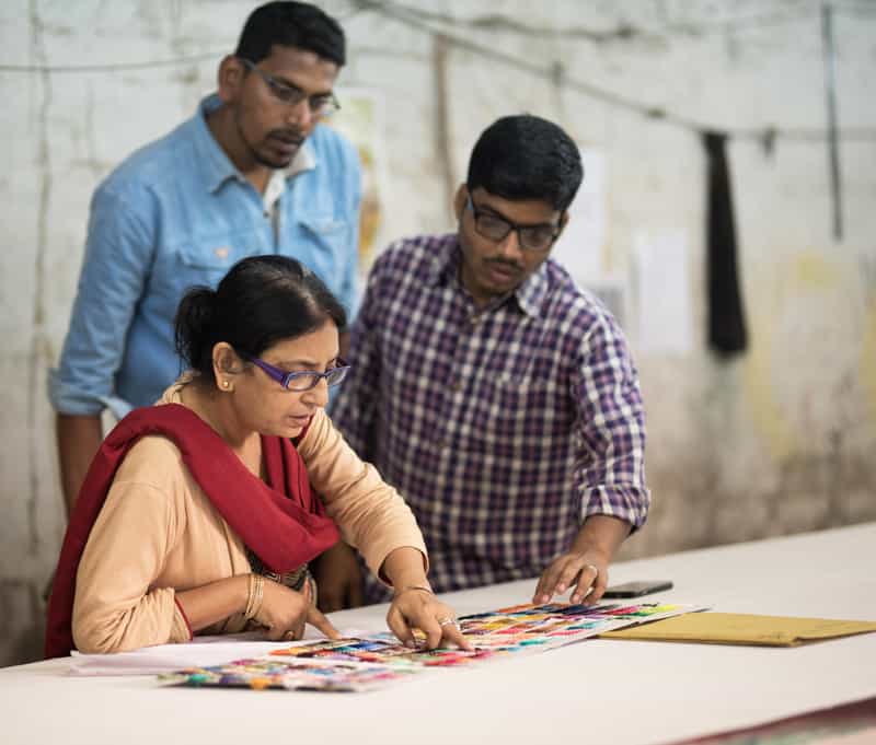 group-looking-at-color-swatch-800px