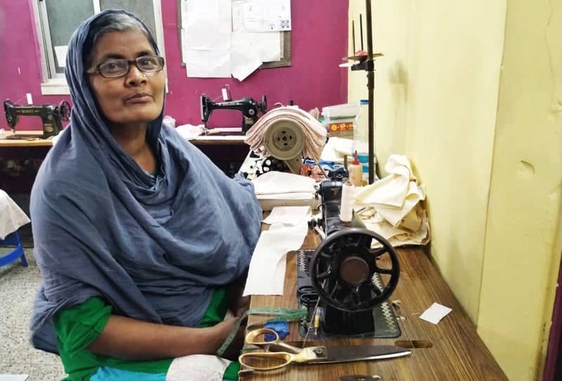 uzrama-woaman-at-machine